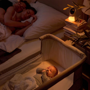 Bebé durmiendo en la cuna 3 en 1 NESTE GROW 2 de Kinderkraft beige en modo colecho.