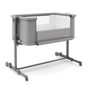 Cuna 3 en 1 NESTE GROW 2 de Kinderkraft gris: cuna colecho para bebé, cuna y cuna para niños mayores. Ajustable en 5 niveles de altura y 2 de inclinación, plegable y resistente, con 2 ruedas con bloqueo. De RN a 2 años. Vista lateral cuna abierta.