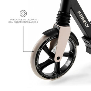 Detalle rueda delantera PU de 20 cm con rodamientos ABEC-7 del scooter Kinderkraft FREELY, para rodaje fluido y amortiguación en todo terreno