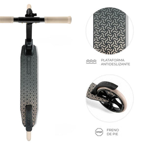 Vista superior scooter Kinderkraft FREELY beige con detalle de plataforma antideslizante de diseño geométrico, rueda PU 20 cm con rodamientos ABEC-7 y freno de pie trasero
