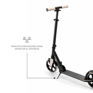 Detalle patilla de aparcamiento del scooter plegable Kinderkraft FREELY beige, práctica para estacionar el patinete de forma autónoma