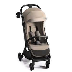 Coche de paseo Kinderkraft NUBI 2 beige vista frontal con arnés 5 puntos, capota UPF50+, barrera protectora y portavasos incluido