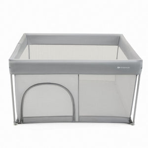 Corral plegable Kinderkraft ZIKI grey vista frontal con lateral de cremallera, paredes de malla transpirable y patas estabilizadoras con ventosas