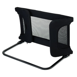 Vista trasera barrera de cama Kinderkraft GUARD & DREAM negra con estructura metálica en U para anclaje bajo colchón, malla transpirable en laterales y frente