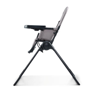 Vista lateral silla de comer compacta Kinderkraft BINCI gris, reposapiés regulable, rueda y bandeja ajustable en 3 niveles