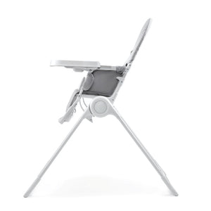 Vista lateral silla de comer compacta Kinderkraft BINCI gris claro, reposapiés regulable, rueda y bandeja ajustable en 3 niveles