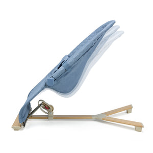 Hamaca bebé Kinderkraft MIMI Nordic Breeze con 3 posiciones de inclinación del respaldo visibles, base de madera natural y estructura ligera plegable