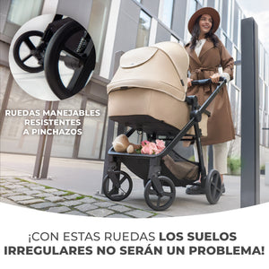 Mamá paseando con coche Travel System Kinderkraft NEWLY 3 en 1 sand beige en modo moisés, asiento convertible 2 en 1 para bebés de 0 a 4 años