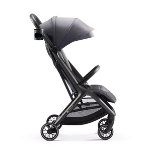 Coche de paseo Kinderkraft NUBI 2 gris en posición sentada, vista lateral con capota impermeable UPF50+, portavasos y ruedas PU 360°