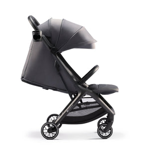 Coche de paseo Kinderkraft NUBI 2 gris con respaldo reclinado a posición tumbada, apto para recién nacido, vista lateral