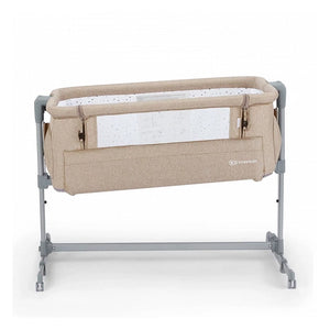 Cuna colecho Kinderkraft NESTE UP beige melange vista en ángulo, estructura gris con ruedas, ventana de malla y bolsillo frontal, con inclinación.