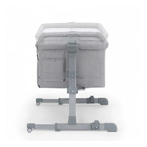 Detalle regulador de altura de cuna colecho Kinderkraft NESTE UP gris, 5 niveles de ajuste visibles en columna central gris con patas ajustables.