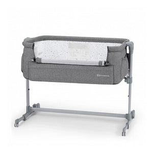 Cuna colecho Kinderkraft NESTE UP gris, vista frontal con estructura gris, ventana de malla plegada y ruedas, altura regulable en 5 niveles