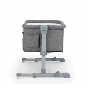 Cuna colecho Kinderkraft NESTE UP gris, vista lateral con estructura gris, ventana de malla y ruedas, altura regulable en 5 niveles