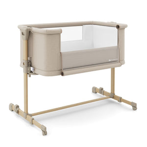 Cuna 3 en 1 NESTE GROW 2 de Kinderkraft beige: cuna colecho para bebé, cuna y cuna para niños mayores. Ajustable en 5 niveles de altura y 2 de inclinación, plegable y resistente, con 2 ruedas con bloqueo. De RN a 2 años. Vista lateral cuna abierta.