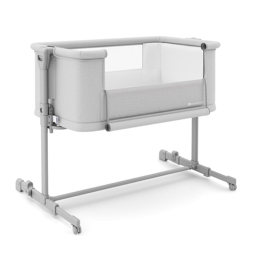 Cuna 3 en 1 NESTE GROW 2 de Kinderkraft gris claro: cuna colecho para bebé, cuna y cuna para niños mayores. Ajustable en 5 niveles de altura y 2 de inclinación, plegable y resistente, con 2 ruedas con bloqueo. De RN a 2 años. Vista lateral cuna abierta.