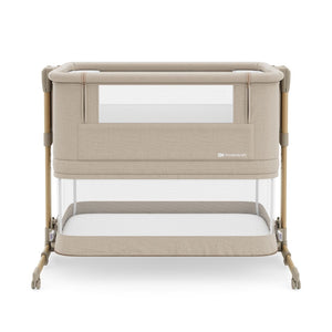 Cuna 3 en 1 NESTE GROW 2 de Kinderkraft beige: cuna colecho para bebé, cuna y cuna para niños mayores. Ajustable en 5 niveles de altura y 2 de inclinación, plegable y resistente, con 2 ruedas con bloqueo. De RN a 2 años. Vista lateral colchón en posición baja.