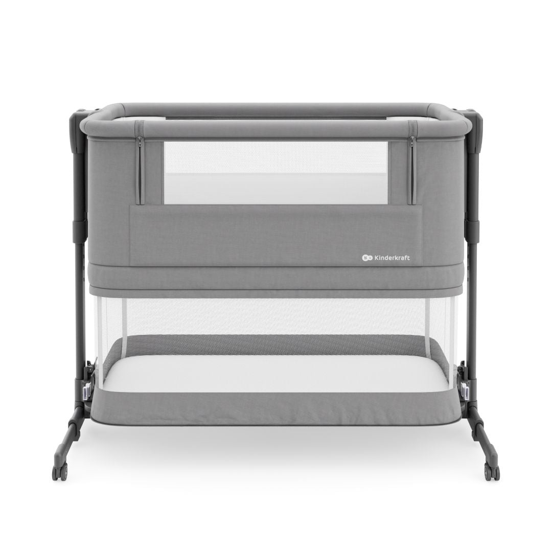 Cuna 3 en 1 NESTE GROW 2 de Kinderkraft gris: cuna colecho para bebé, cuna y cuna para niños mayores. Ajustable en 5 niveles de altura y 2 de inclinación, plegable y resistente, con 2 ruedas con bloqueo. De RN a 2 años. Vista lateral colchón en posición baja.
