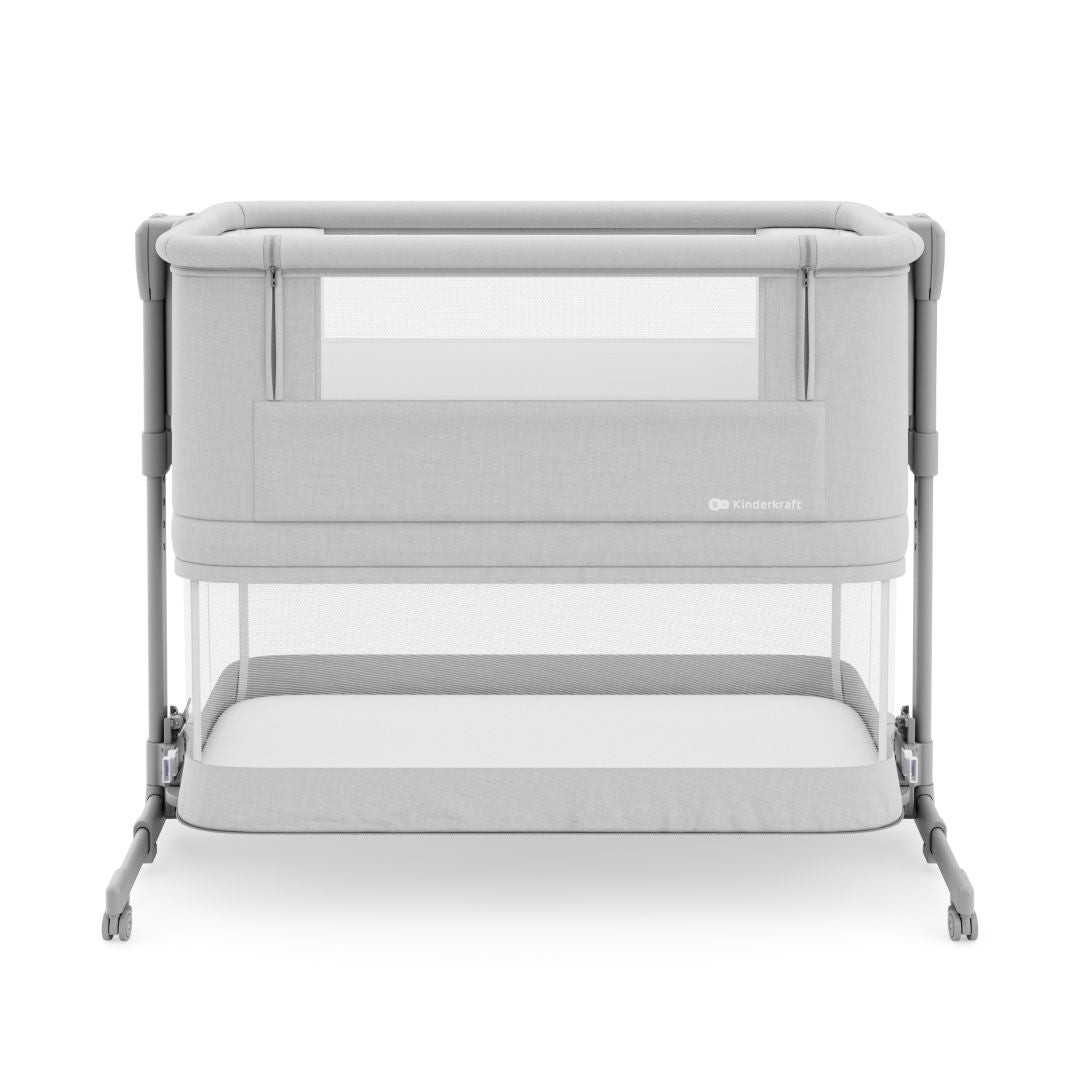 Cuna 3 en 1 NESTE GROW 2 de Kinderkraft grois claro: cuna colecho para bebé, cuna y cuna para niños mayores. Ajustable en 5 niveles de altura y 2 de inclinación, plegable y resistente, con 2 ruedas con bloqueo. De RN a 2 años. Vista lateral colchón en posición baja.