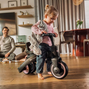 Niño utilizando el Kinderkraft JAZZ 3 en modo bicicleta de equilibrio, ideal para desarrollar el equilibrio y la autonomía desde los 4 años.