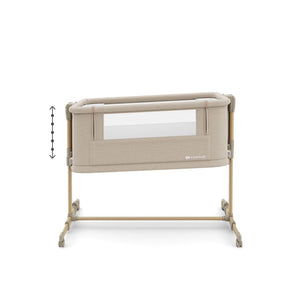 Cuna 3 en 1 NESTE GROW 2 de Kinderkraft beige: cuna colecho para bebé, cuna y cuna para niños mayores. Ajustable en 5 niveles de altura y 2 de inclinación, plegable y resistente, con 2 ruedas con bloqueo. De RN a 2 años. Vista lateral en posición inclinada.