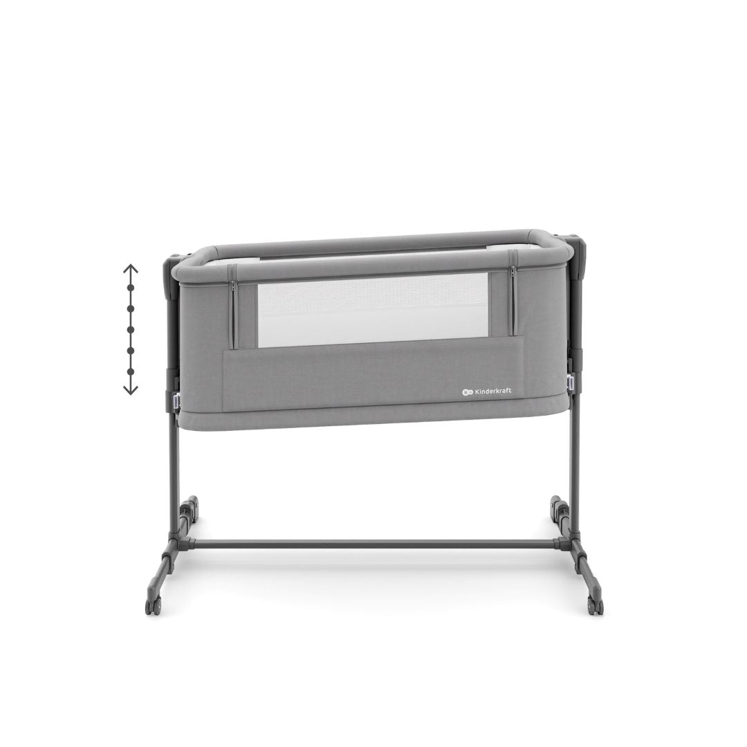 Cuna 3 en 1 NESTE GROW 2 de Kinderkraft gris: cuna colecho para bebé, cuna y cuna para niños mayores. Ajustable en 5 niveles de altura y 2 de inclinación, plegable y resistente, con 2 ruedas con bloqueo. De RN a 2 años. Vista lateral en posición inclinada.
