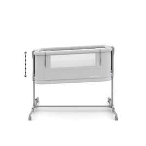 Cuna 3 en 1 NESTE GROW 2 de Kinderkraft gris: claro cuna colecho para bebé, cuna y cuna para niños mayores. Ajustable en 5 niveles de altura y 2 de inclinación, plegable y resistente, con 2 ruedas con bloqueo. De RN a 2 años. Vista lateral en posición inclinada.