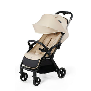 Coche de paseo Kinderkraft APINO beige vista frontal en perspectiva con capota amplia, arnés 5 puntos y ruedas antipinchazos doradas