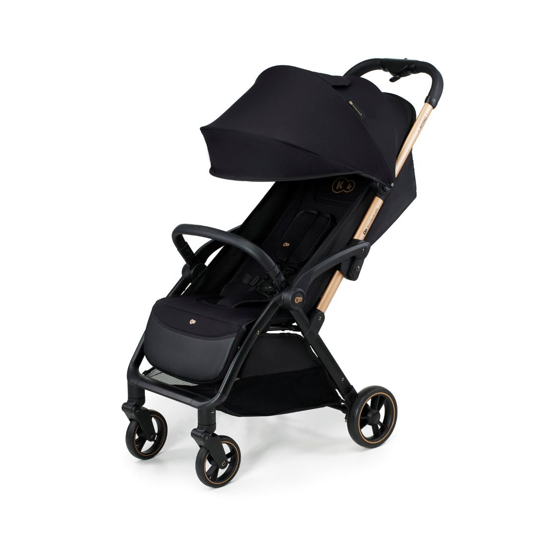 Coche de paseo Kinderkraft APINO negro vista frontal en perspectiva con capota amplia, arnés 5 puntos y ruedas antipinchazos doradas