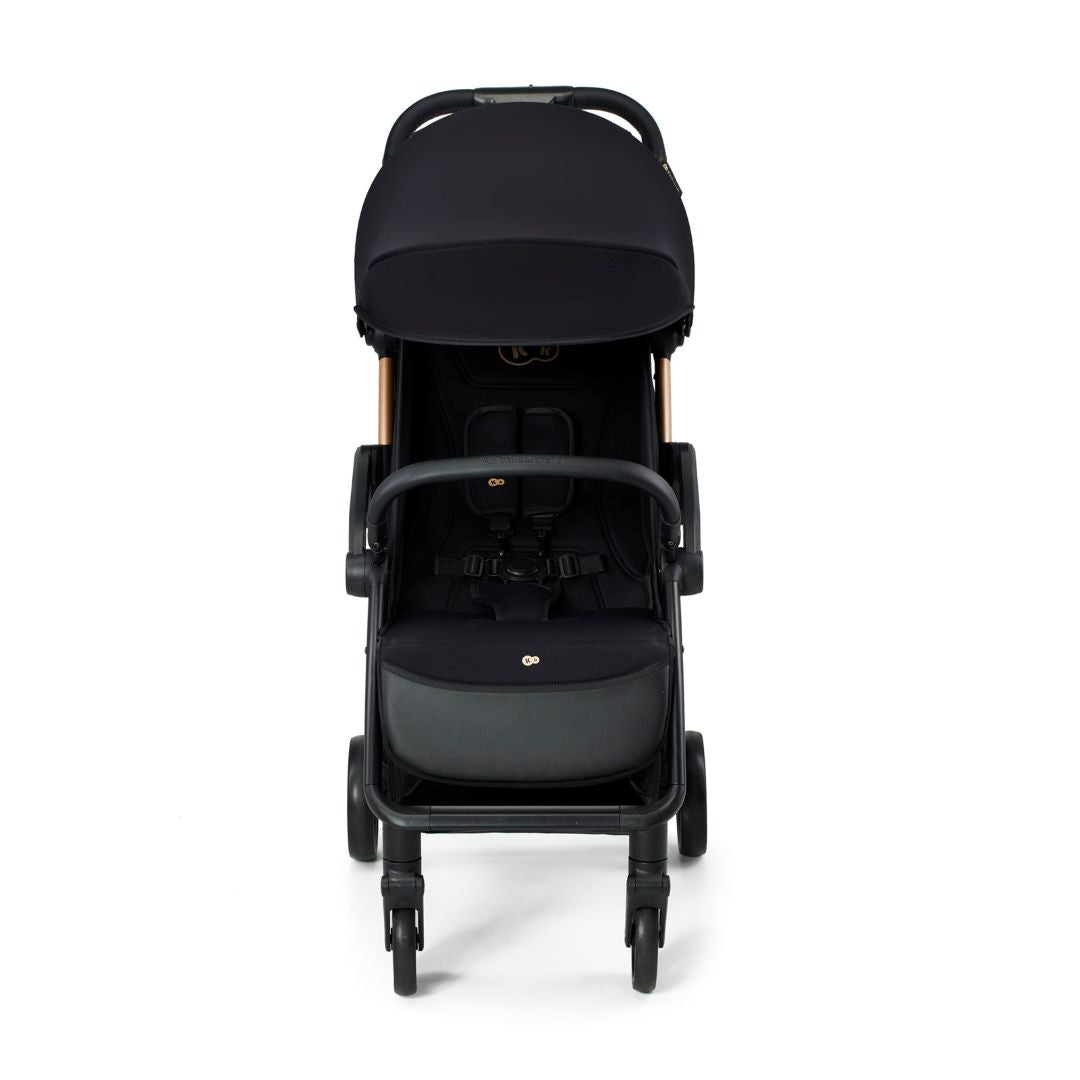 Interior del coche Kinderkraft APINO negro con arnés de 5 puntos regulable, capota con ventilación y barra protectora abatible
