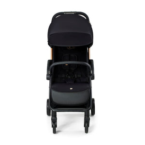 Interior del coche Kinderkraft APINO negro con arnés de 5 puntos regulable, capota con ventilación y barra protectora abatible