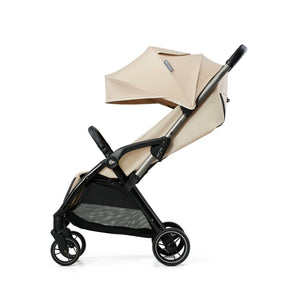 Coche Travel System Kinderkraft APINO beige con capota extendida y ventana de visión, ruedas traseras grandes con detalles dorados, vista lateral
