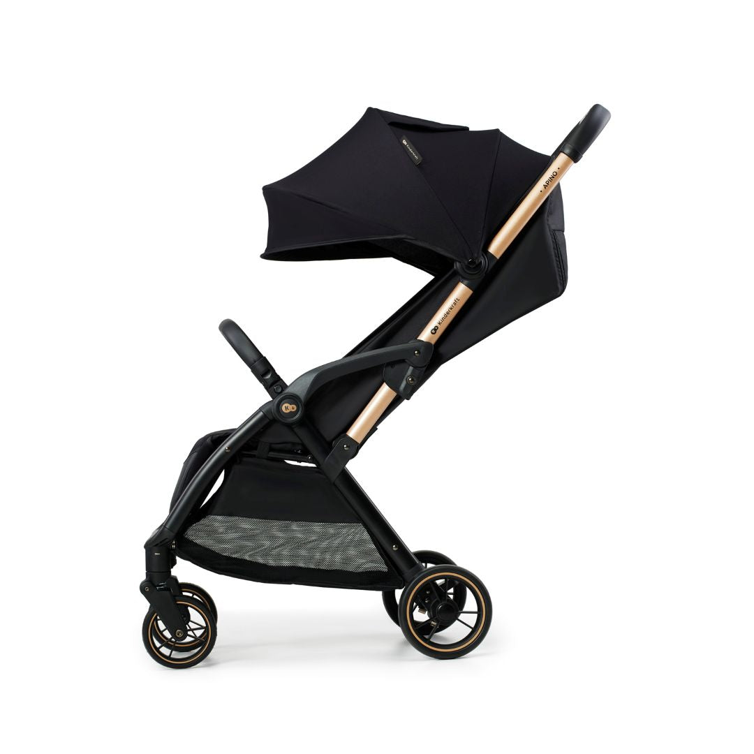 Coche Travel System Kinderkraft APINO negro con capota extendida y ventana de visión, ruedas traseras grandes con detalles dorados, vista lateral