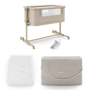 Cuna 3 en 1 NESTE GROW 2 de Kinderkraft beige: cuna colecho para bebé, cuna y cuna para niños mayores. Ajustable en 5 niveles de altura y 2 de inclinación, plegable y resistente, con 2 ruedas con bloqueo. De RN a 2 años. Vista lateral con bolso de transporte, correas y colchón.