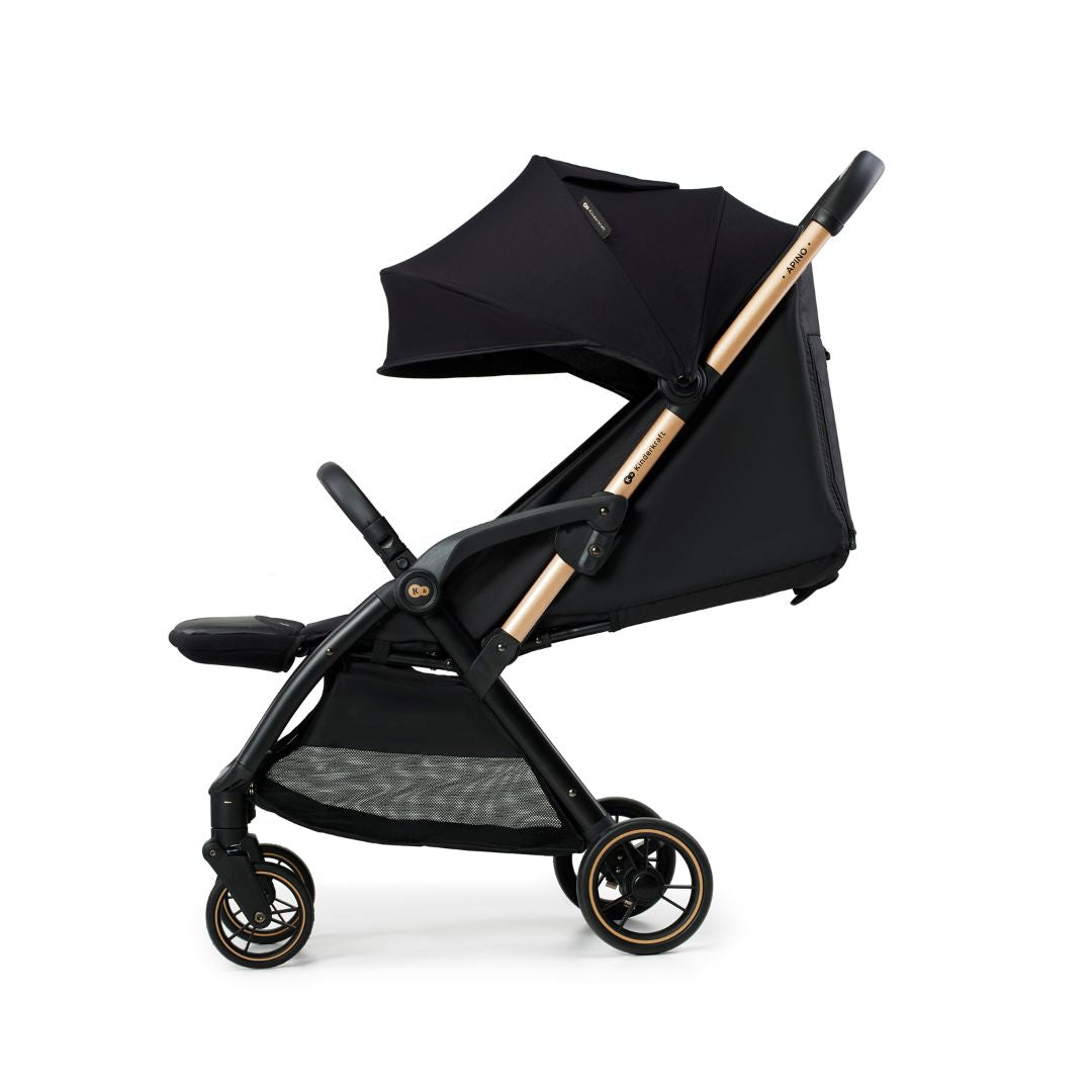 Coche de paseo Kinderkraft APINO negro con respaldo reclinado, capota grande y ruedas antipinchazos con detalle dorado, vista lateral
