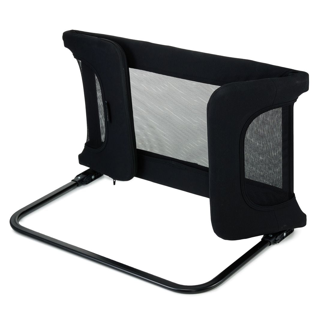 Vista trasera barrera de cama Kinderkraft GUARD & DREAM negra con estructura metálica en U para anclaje bajo colchón, malla transpirable en laterales y frente