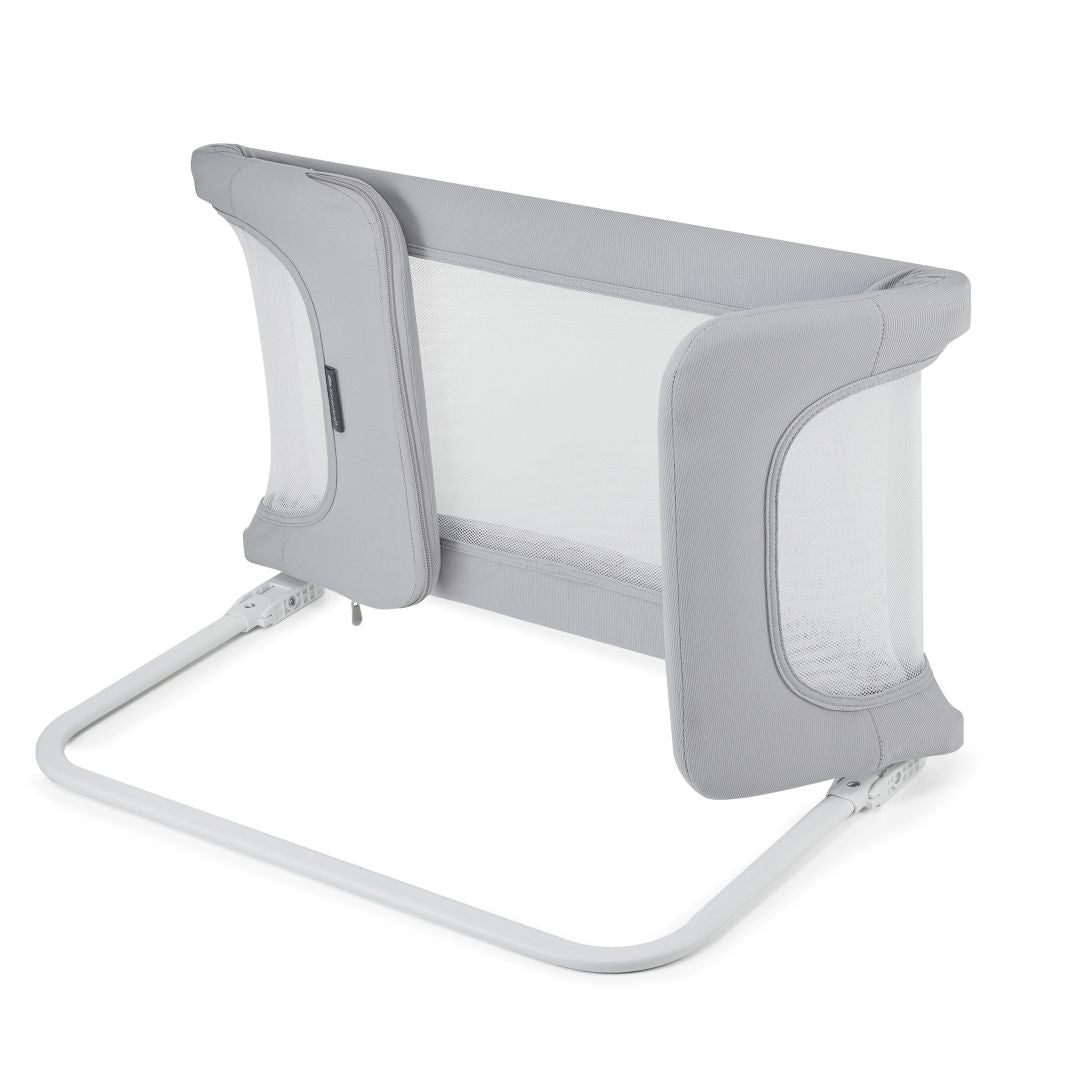 Vista trasera barrera de cama Kinderkraft GUARD & DREAM gris con estructura metálica en U para anclaje bajo colchón, malla transpirable en laterales y frente