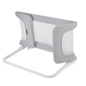 Vista trasera barrera de cama Kinderkraft GUARD & DREAM gris con estructura metálica en U para anclaje bajo colchón, malla transpirable en laterales y frente