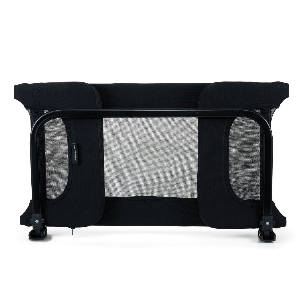 Barrera de cama bebé Kinderkraft GUARD & DREAM negra, plegada, vista frontal con laterales de malla transpirable, bordes redondeados y estructura estable