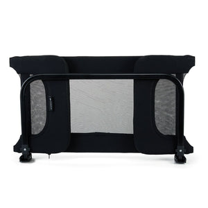 Barrera de cama bebé Kinderkraft GUARD & DREAM negra, plegada, vista frontal con laterales de malla transpirable, bordes redondeados y estructura estable