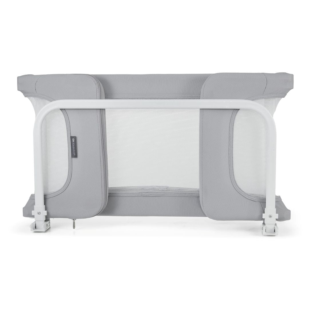 Barrera de cama bebé Kinderkraft GUARD & DREAM gris, plegada, vista frontal con laterales de malla transpirable, bordes redondeados y estructura estable