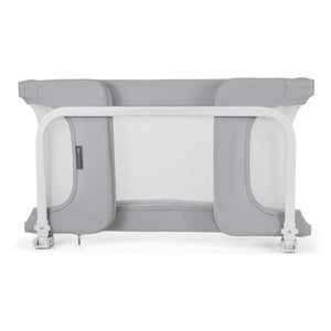 Barrera de cama bebé Kinderkraft GUARD & DREAM gris, plegada, vista frontal con laterales de malla transpirable, bordes redondeados y estructura estable