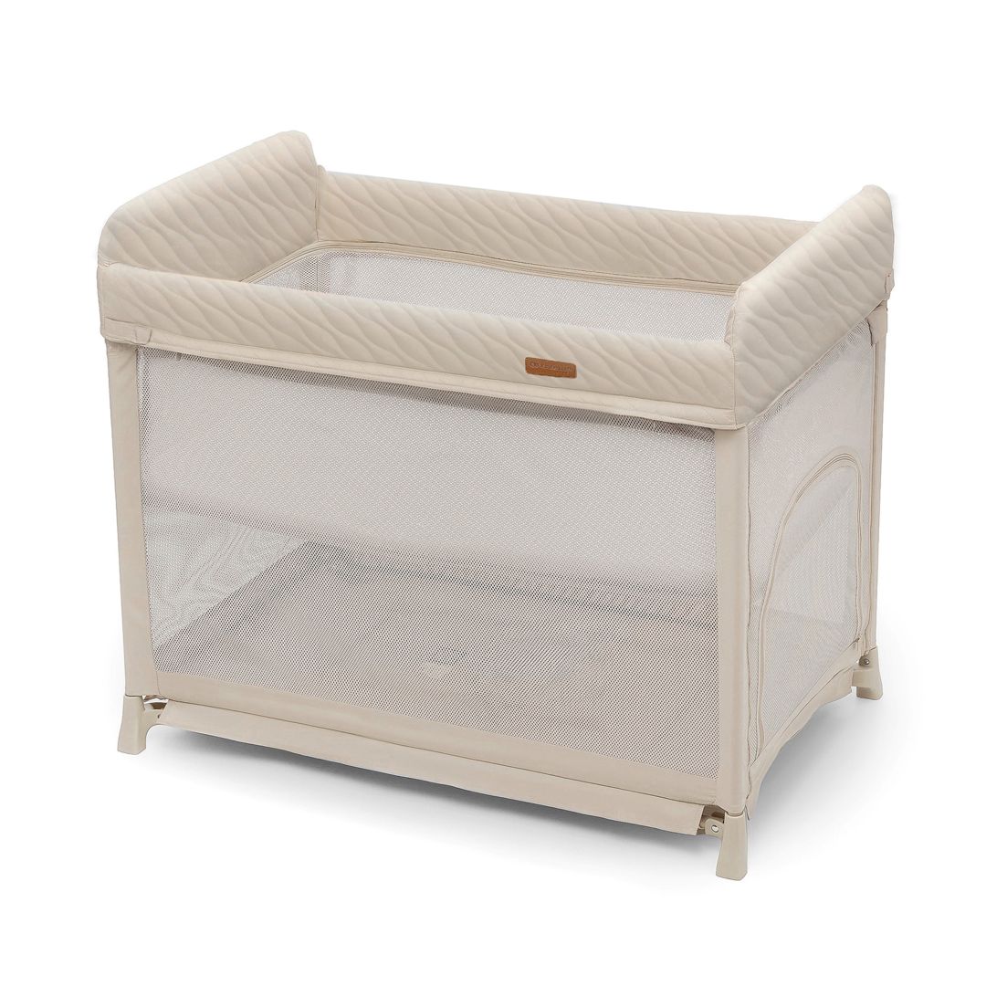 Cuna de viaje y corral para bebé MOON DREAM de Kinderkraft beige: compacta, plegable en segundos, ajustable, colchón y bolsa de transporte incluidos. Fácil de limpiar. De RN a 3 años. Vista principal.
