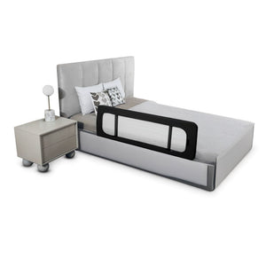Barrera de cama Kinderkraft GUARD & DREAM negra instalada en cama matrimonial gris, universal para cualquier colchón, para niños de 18 meses a 5 años