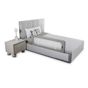 Barrera de cama Kinderkraft GUARD & DREAM gris instalada en cama matrimonial gris, universal para cualquier colchón, para niños de 18 meses a 5 años