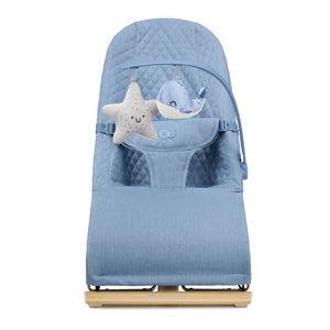 Hamaca bebé Kinderkraft MIMI Nordic Breeze vista frontal, tela acolchada con costuras en rombo, arco con juguetes ballena y estrella, base de madera natural