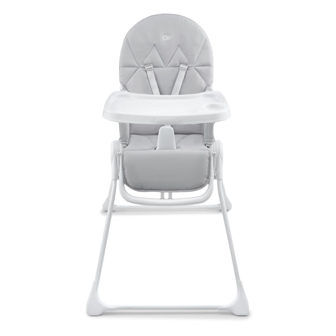 Vista frontal silla de comer bebé Kinderkraft BINCI gris claro con bandeja con portavasos y arnés de seguridad de 5 puntos
