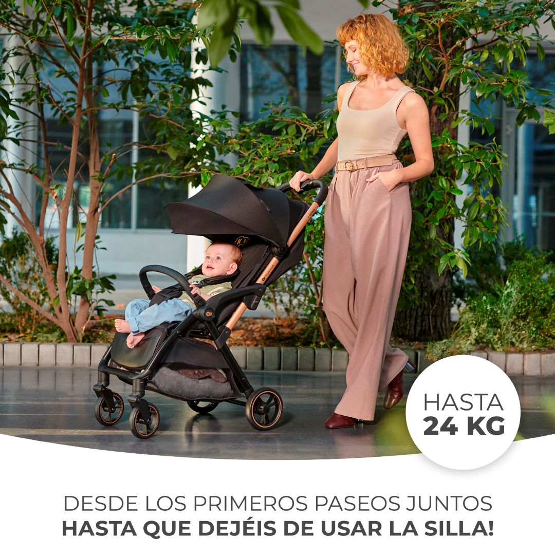 Mamá paseando a su bebé en coche Kinderkraft APINO negro en ciudad, apto desde recién nacido hasta 24 kg con respaldo reclinable