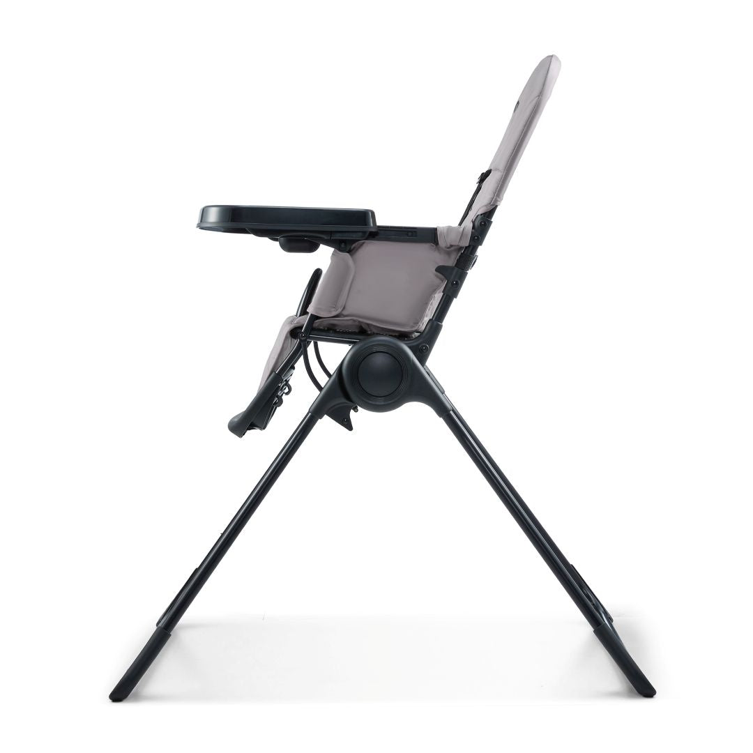Vista lateral silla de comer compacta Kinderkraft BINCI gris, reposapiés regulable, rueda y bandeja ajustable en 3 niveles