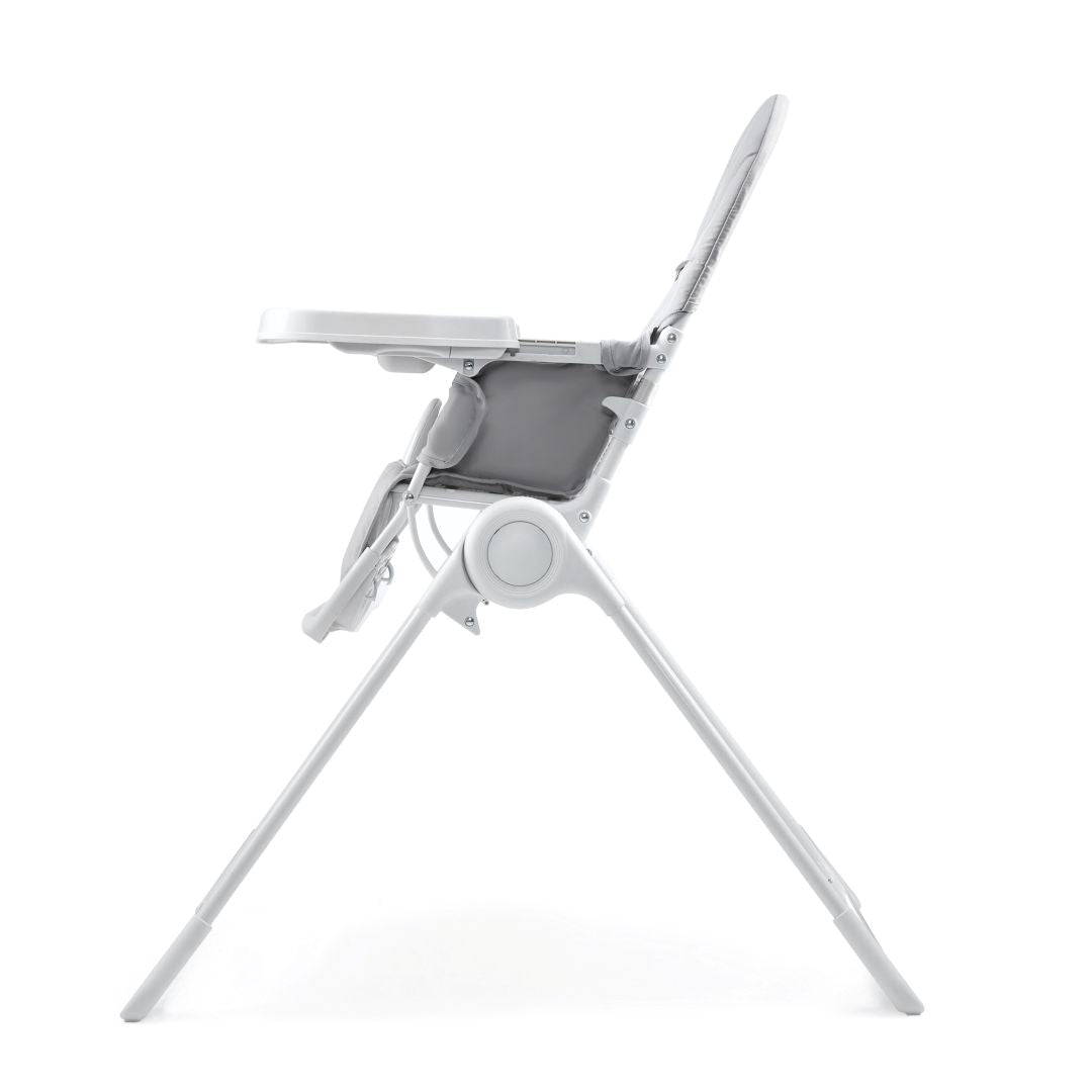 Vista lateral silla de comer compacta Kinderkraft BINCI gris claro, reposapiés regulable, rueda y bandeja ajustable en 3 niveles